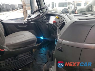 Piąte zdjęcie samochodu w środku: 2019 VOLVO VNR SEMI TRUCK VIN:4V4W19DF1KN217898 - miniatura
