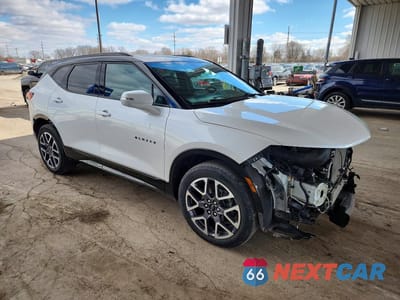 Czwarte zdjęcie samochodu z boku: 2023 CHEVROLET BLAZER RS VIN:3GNKBKRS6PS201723 - miniatura