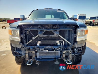 Piąte zdjęcie samochodu w środku: 2017 GMC SIERRA K2500 DENALI VIN:1GT12UEG4HF161844 - miniatura