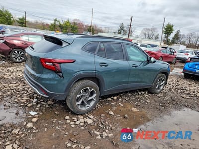 Trzecie zdjęcie samochodu z tyłu: 2025 CHEVROLET TRAX 1LT VIN:KL77LHEP3SC134333 - miniatura