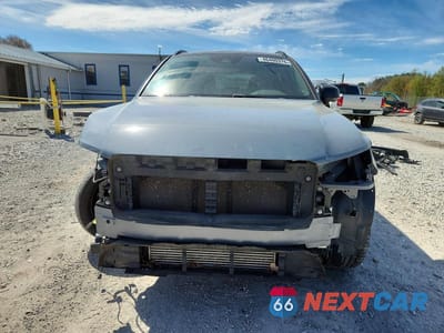 Piąte zdjęcie samochodu w środku: 2022 VOLVO XC40 T5 R-DESIGN VIN:YV4162UM5N2693524 - miniatura