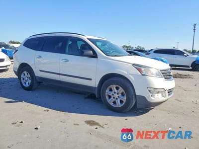 Czwarte zdjęcie samochodu z boku: 2015 CHEVROLET TRAVERSE LS VIN:1GNKRFED7FJ248933 - miniatura