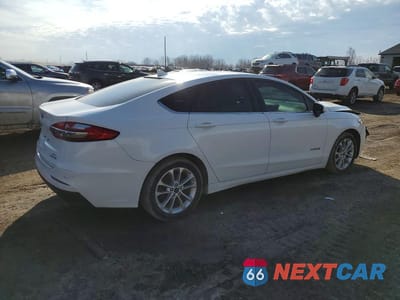 Trzecie zdjęcie samochodu z tyłu: 2019 FORD FUSION SE VIN:3FA6P0LU7KR265446 - miniatura