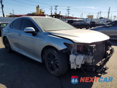 Czwarte zdjęcie samochodu z boku: 2020 TOYOTA CAMRY HYBRID LE VIN:4T1C31AK4LU523038 - miniatura