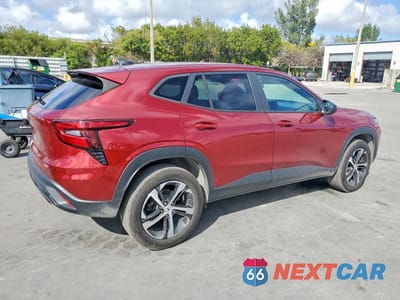 Trzecie zdjęcie samochodu z tyłu: 2024 CHEVROLET TRAX 1RS VIN:KL77LGE29RC196909 - miniatura