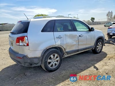 Trzecie zdjęcie samochodu z tyłu: 2011 KIA SORENTO LX VIN:5XYKT3A18BG040011 - miniatura