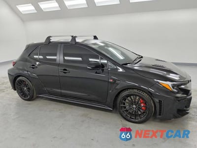 Czwarte zdjęcie samochodu z boku: 2025 TOYOTA GR COROLLA PREMIUM PLUS VIN:JTNABAAE6SA018087 - miniatura