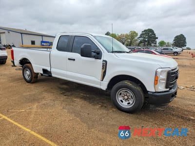 Czwarte zdjęcie samochodu z boku: 2023 FORD F250 SUPER DUTY VIN:1FT8X2AA2PEC78686 - miniatura
