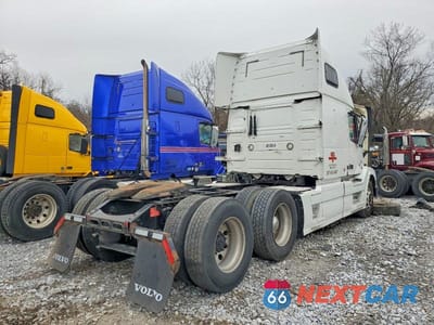 Czwarte zdjęcie samochodu z boku: 2016 VOLVO VN VNL VIN:4V4NC9EJ7GN974546 - miniatura