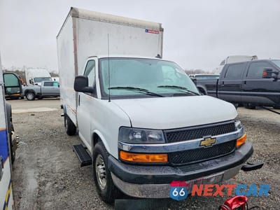 Czwarte zdjęcie samochodu z boku: 2022 CHEVROLET EXPRESS BOX TRUCK VIN:1GB0GRF78N1290918 - miniatura