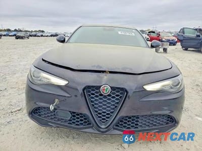 Piąte zdjęcie samochodu w środku: 2020 ALFA ROMEO GIULIA VIN:ZARFANANXL7632455 - miniatura