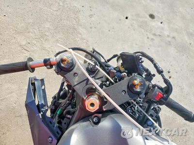 Zdjęcie 7 z 9 samochodu: 2019 YAMAHA YZFR6 VIN:JYARJ28E2KA004818 - miniatura