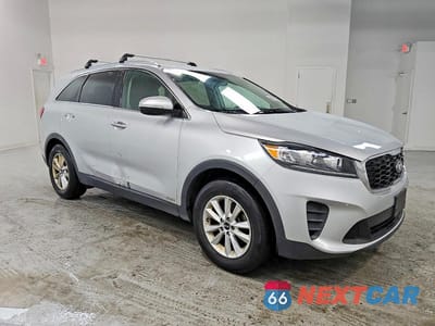 Czwarte zdjęcie samochodu z boku: 2019 KIA SORENTO LX VIN:5XYPGDA30KG592345 - miniatura