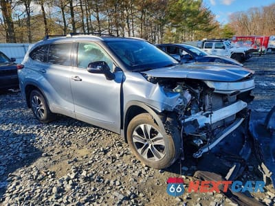 Czwarte zdjęcie samochodu z boku: 2022 TOYOTA HIGHLANDER XLE VIN:5TDHZRBH3NS233195 - miniatura