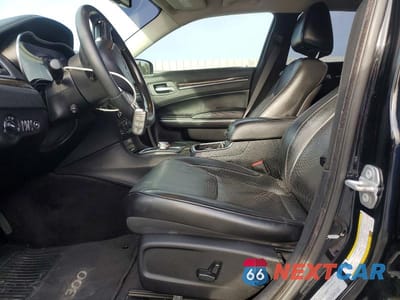 Zdjęcie 7 z 12 samochodu: 2016 CHRYSLER 300C VIN:2C3CCAEG5GH357975 - miniatura