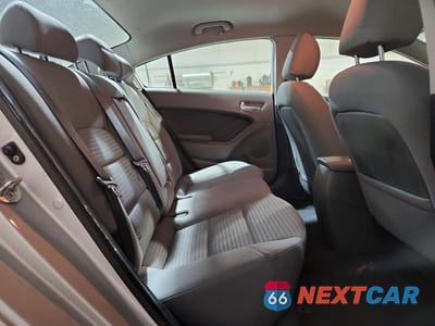 Zdjęcie 10 z 13 samochodu: 2017 KIA FORTE LX VIN:3KPFL4A70HE121005 - miniatura