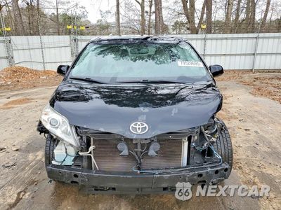 Piąte zdjęcie samochodu w środku: 2016 TOYOTA SIENNA XLE 8-PASSENGER VIN:5TDYK3DC3GS701383 - miniatura
