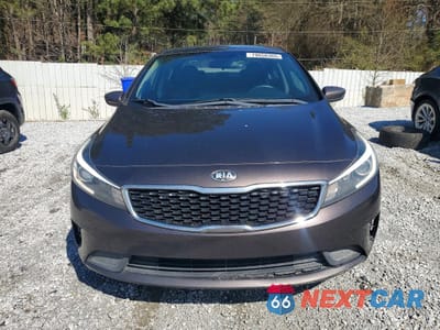 Piąte zdjęcie samochodu w środku: 2018 KIA FORTE LX VIN:3KPFL4A72JE215599 - miniatura