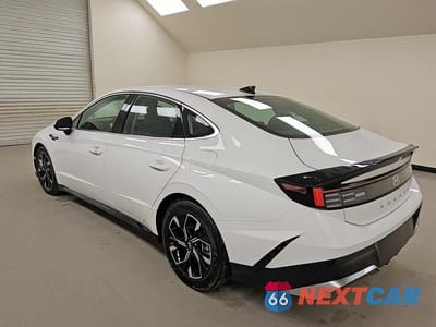 Drugie zdjęcie samochodu z przodu: 2025 HYUNDAI SONATA SEL VIN:KMHL64JAXSA499103 - miniatura