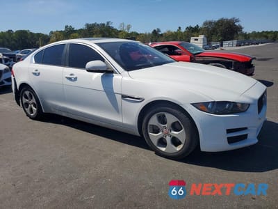 Czwarte zdjęcie samochodu z boku: 2018 JAGUAR XE VIN:SAJAR4FX3JCP23767 - miniatura