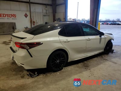 Trzecie zdjęcie samochodu z tyłu: 2022 TOYOTA CAMRY HYBRID XSE VIN:4T1K31AK6NU044442 - miniatura
