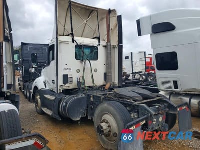 Trzecie zdjęcie samochodu z tyłu: 2016 KENWORTH T680 SEMI TRUCK VIN:1XKYA48X5GJ496673 - miniatura