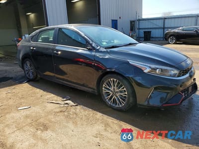 Czwarte zdjęcie samochodu z boku: 2023 KIA FORTE GT-LINE VIN:3KPF54AD9PE568110 - miniatura