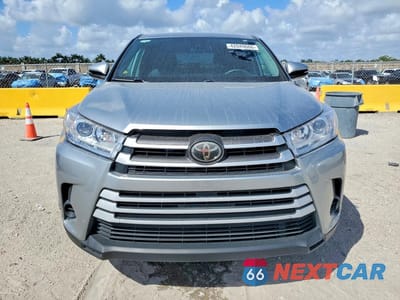 Piąte zdjęcie samochodu w środku: 2019 TOYOTA HIGHLANDER LE VIN:5TDZZRFHXKS298331 - miniatura