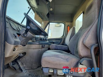 Piąte zdjęcie samochodu w środku: 2015 FREIGHTLINER CASCADIA SEMI TRUCK VIN:1FUBGED56FLGL0454 - miniatura