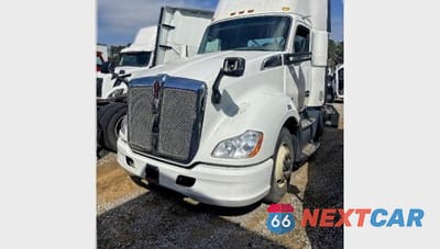 Zdjęcie 9 z 10 samochodu: 2016 KENWORTH T680 SEMI TRUCK VIN:1XKYA48X5GJ496673 - miniatura