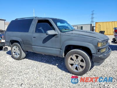Czwarte zdjęcie samochodu z boku: 1995 CHEVROLET TAHOE K1500 VIN:3GNEK18K8SG112403 - miniatura