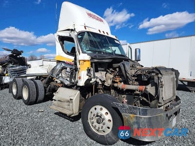 2013 FREIGHTLINER CASCADIA SEMI TRUCK 3AKJGEDR6DSFG6587 - główne zdjęcie licytacji z USA - miniatura