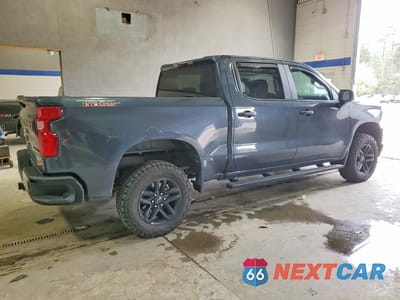 Trzecie zdjęcie samochodu z tyłu: 2021 CHEVROLET SILVERADO K1500 TRAIL BOSS CUSTOM VIN:1GCPYCEL3MZ348307 - miniatura