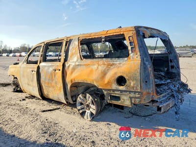 Drugie zdjęcie samochodu z przodu: 2019 CHEVROLET SUBURBAN C1500 LT VIN:1GNSCHKC8KR138154 - miniatura