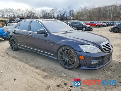 Czwarte zdjęcie samochodu z boku: 2011 MERCEDES-BENZ S 63 AMG VIN:WDDNG7EB7BA390800 - miniatura