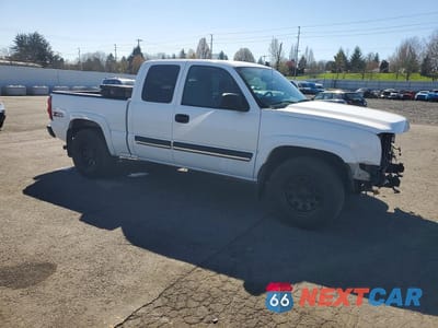 Czwarte zdjęcie samochodu z boku: 2006 CHEVROLET SILVERADO K1500 VIN:1GCEK19T56Z247098 - miniatura