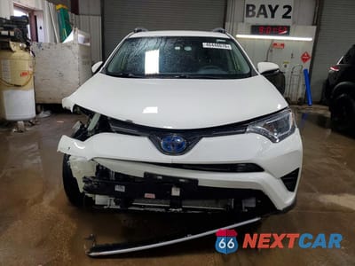 Piąte zdjęcie samochodu w środku: 2018 TOYOTA RAV4 HYBRID LE VIN:JTMRJREV0JD216146 - miniatura