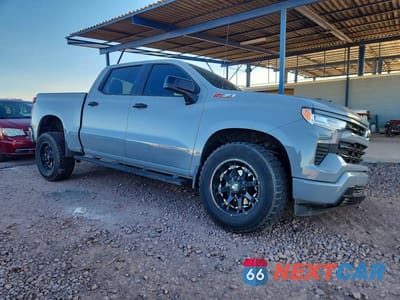 Czwarte zdjęcie samochodu z boku: 2024 CHEVROLET SILVERADO K1500 RST VIN:2GCUDEED4R1185542 - miniatura