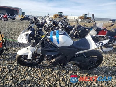 Trzecie zdjęcie samochodu z tyłu: 2016 YAMAHA YZFR3 VIN:MH3RH06Y6GK010416 - miniatura