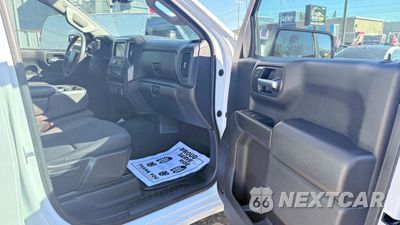 Piąte zdjęcie samochodu w środku: 2022 CHEVROLET SILVERADO K1500 CUSTOM VIN:3GCPDBEK8NG533662 - miniatura