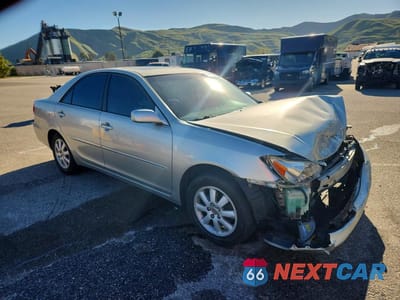 Czwarte zdjęcie samochodu z boku: 2004 TOYOTA CAMRY XLE V6 VIN:JTDBF32K740152595 - miniatura