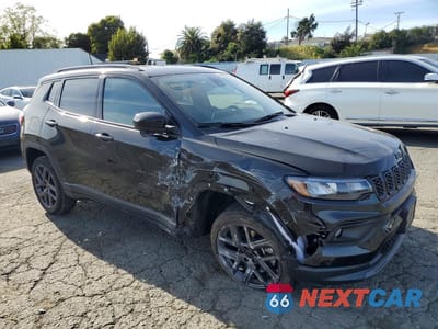 Czwarte zdjęcie samochodu z boku: 2026 JEEP COMPASS LATITUDE VIN:3C4NJDBN6TT200455 - miniatura