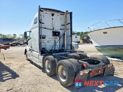 Trzecie zdjęcie samochodu z tyłu: 2015 VOLVO VNL SEMI TRUCK VIN:4V4NC9TG0FN916025 - miniatura