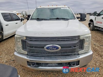 Piąte zdjęcie samochodu w środku: 2019 FORD F350 SUPER DUTY UTILITY / SERVICE TRUCK VIN:1FD7X3ET8KEF23234 - miniatura