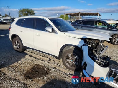Czwarte zdjęcie samochodu z boku: 2023 BMW X1 XDRIVE28I VIN:WBX73EF09P5Y03724 - miniatura