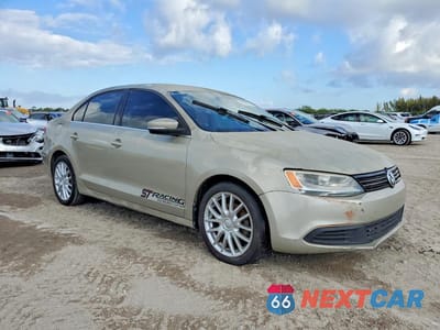 Czwarte zdjęcie samochodu z boku: 2013 VOLKSWAGEN JETTA SE VIN:3VWDP7AJ5DM237676 - miniatura