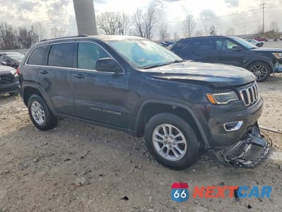 Czwarte zdjęcie samochodu z boku: 2020 JEEP GRAND CHEROKEE LAREDO VIN:1C4RJFAG1LC100761 - miniatura