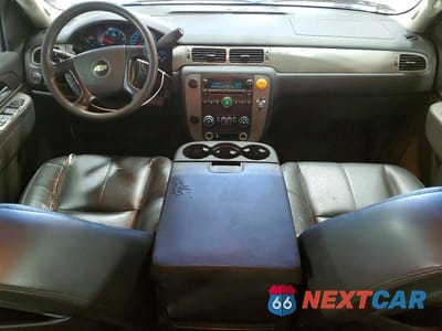 Zdjęcie 8 z 13 samochodu: 2010 CHEVROLET SUBURBAN C1500 LS VIN:1GNUCHE07AR100830 - miniatura