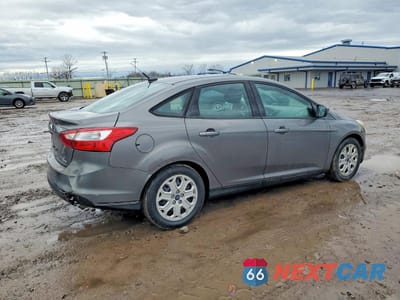Trzecie zdjęcie samochodu z tyłu: 2012 FORD FOCUS SE VIN:1FAHP3F25CL367039 - miniatura