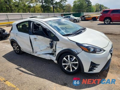 Czwarte zdjęcie samochodu z boku: 2018 TOYOTA PRIUS C FOUR VIN:JTDKDTB38J1608074 - miniatura